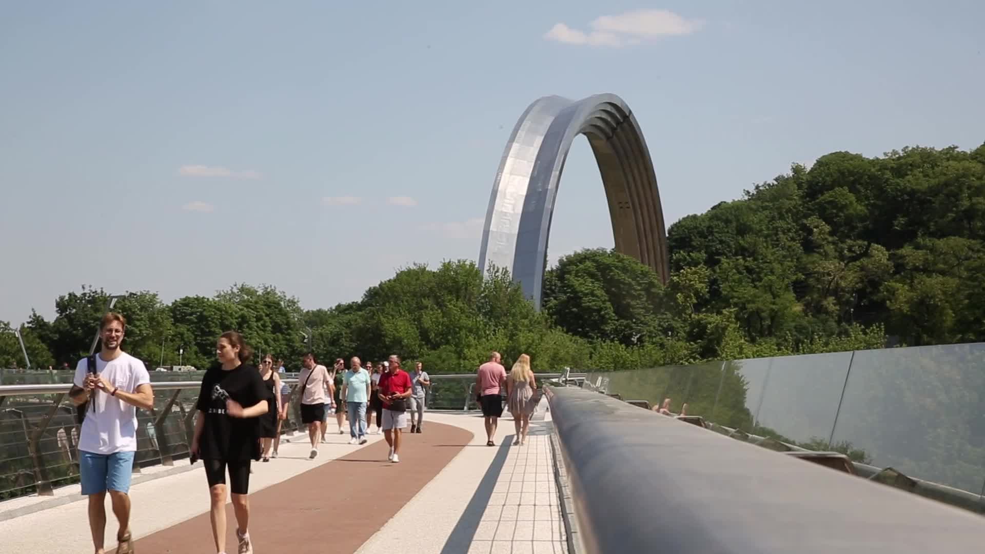 Ukrainians enjoy peaceful sunny Saturday in Kyiv