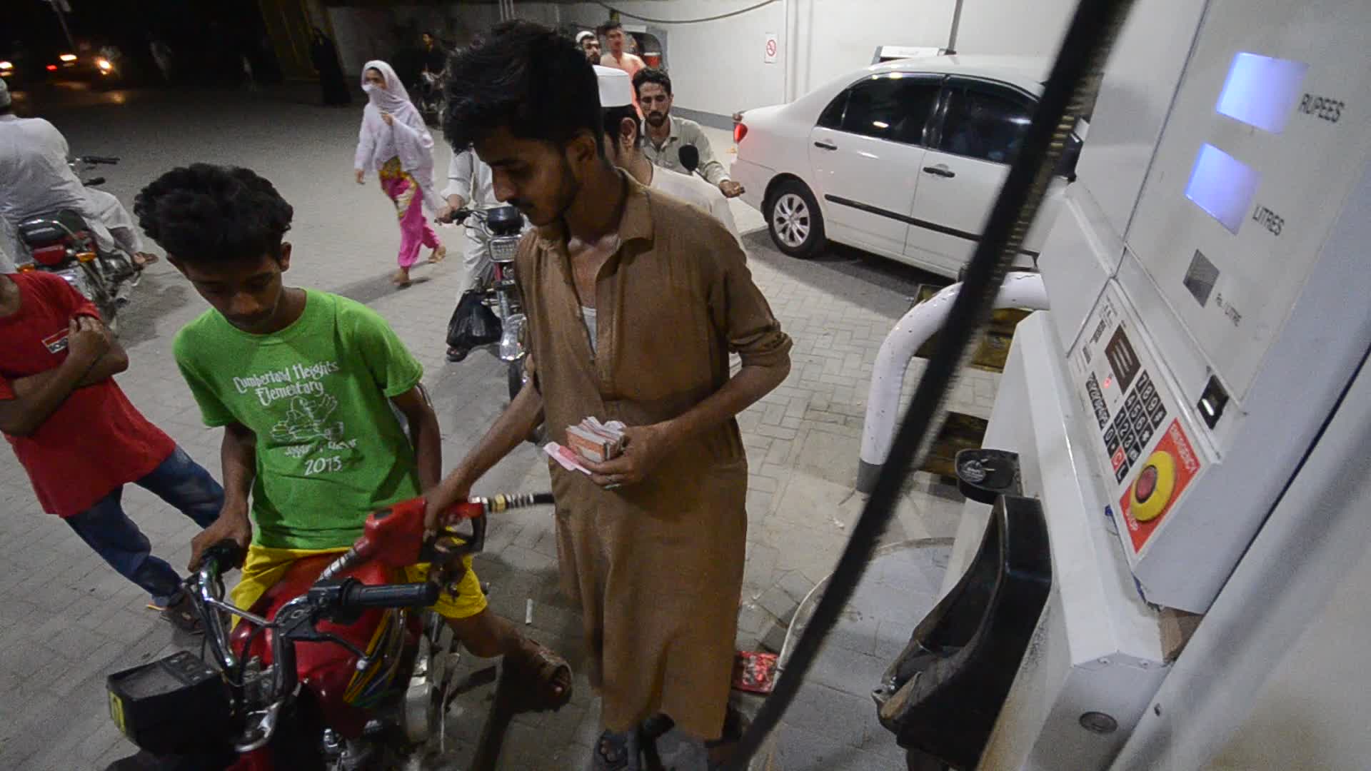 Pakistan's government increases petrol price
