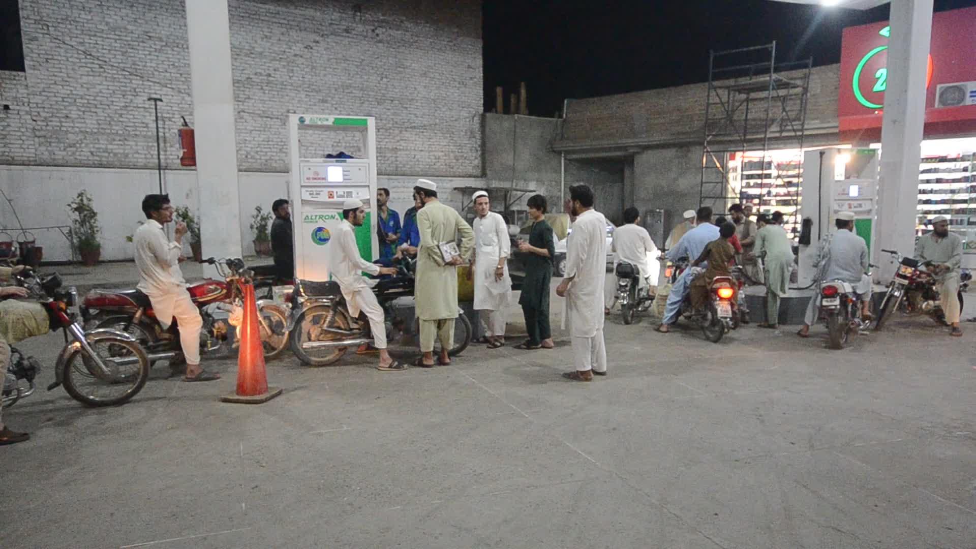 Pakistan's government increases petrol price
