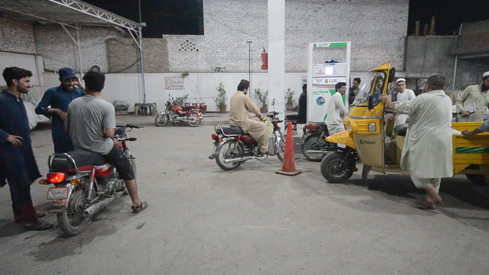 Pakistan's government increases petrol price
