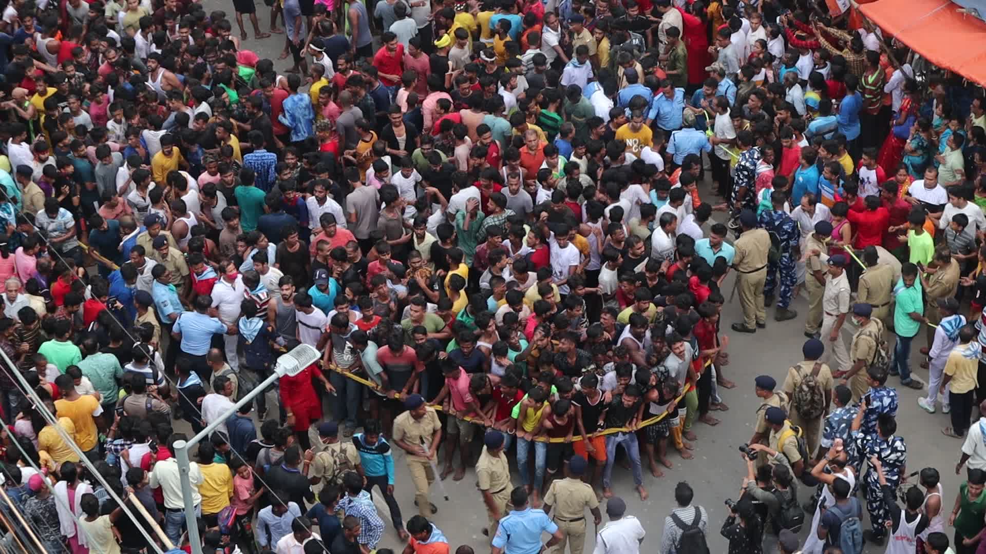 Hindu devotees celebrate 626 years old chariot festival  through Grand Trunk road 