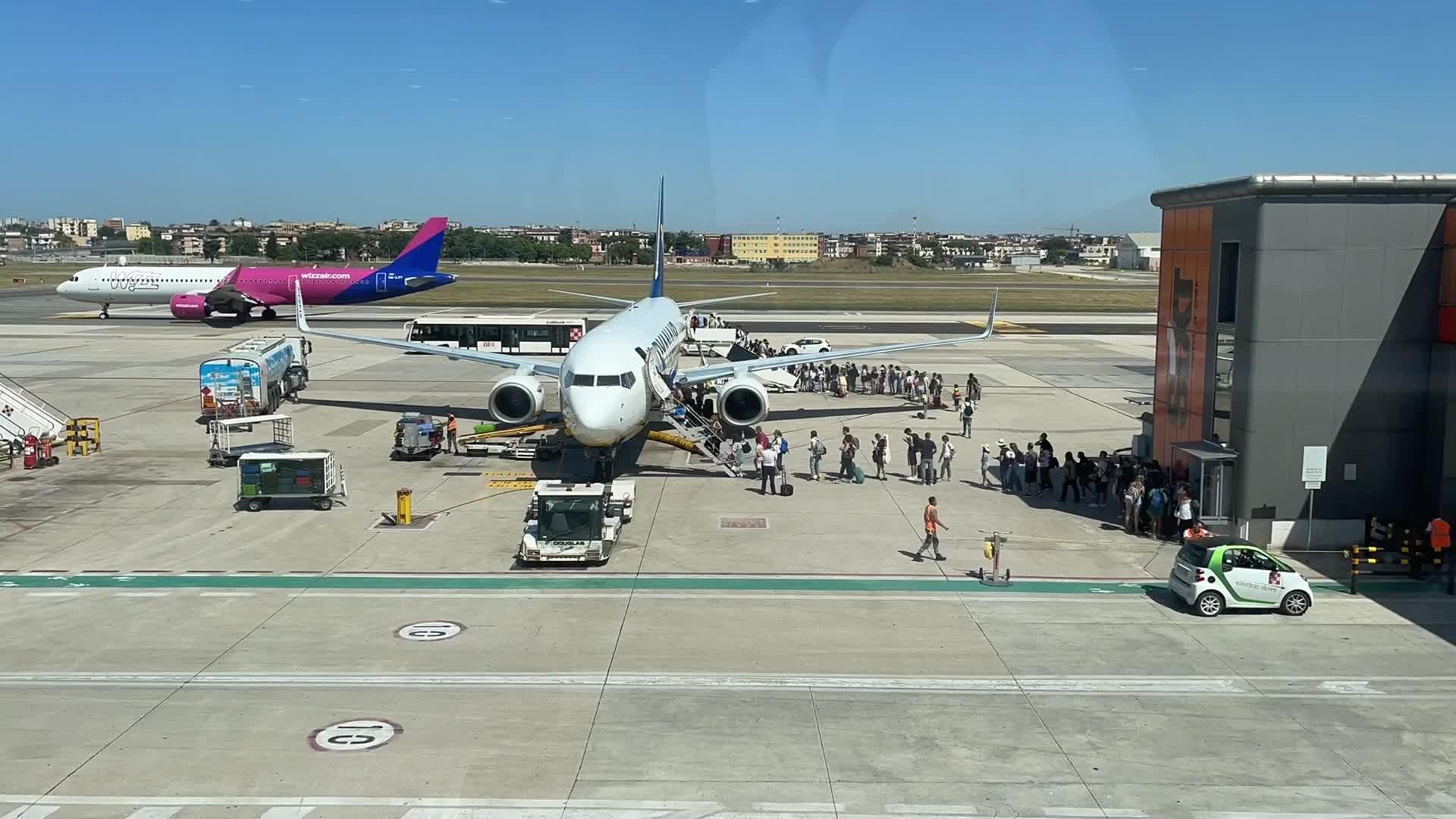 Timelapse of people boarding on Ryanair Boeing 737