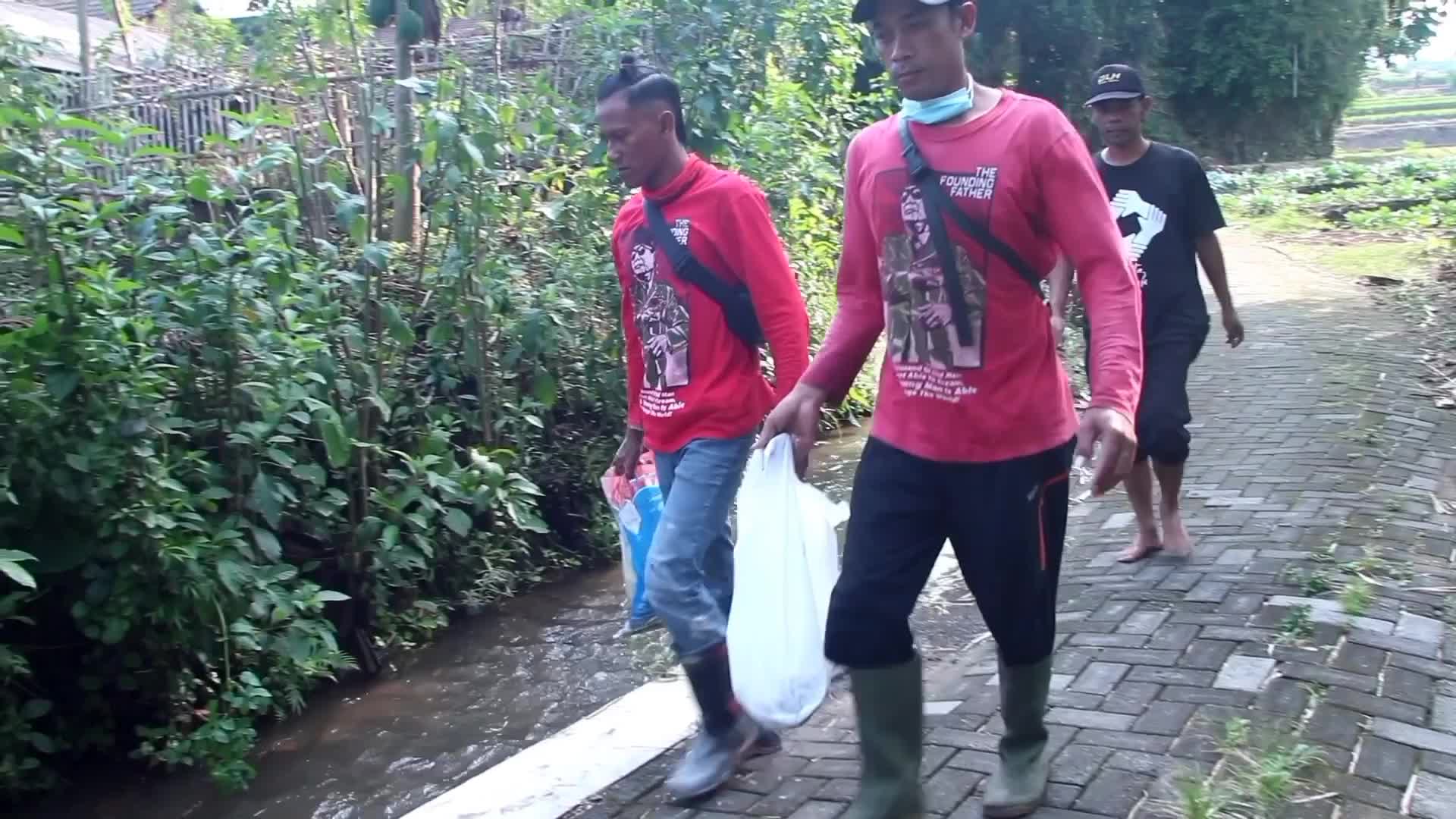 Recycle baby diapers, campaign to reduce residents throwing diaper waste into the river