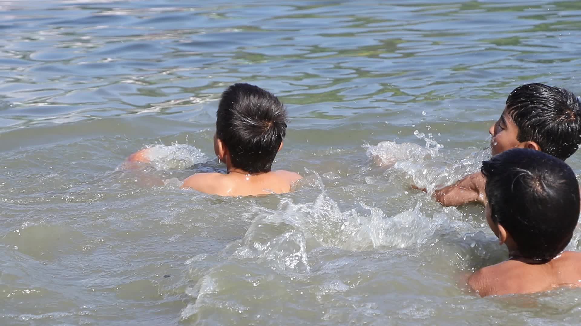 Scorching Heat Weather In Kashmir's Dal Lake