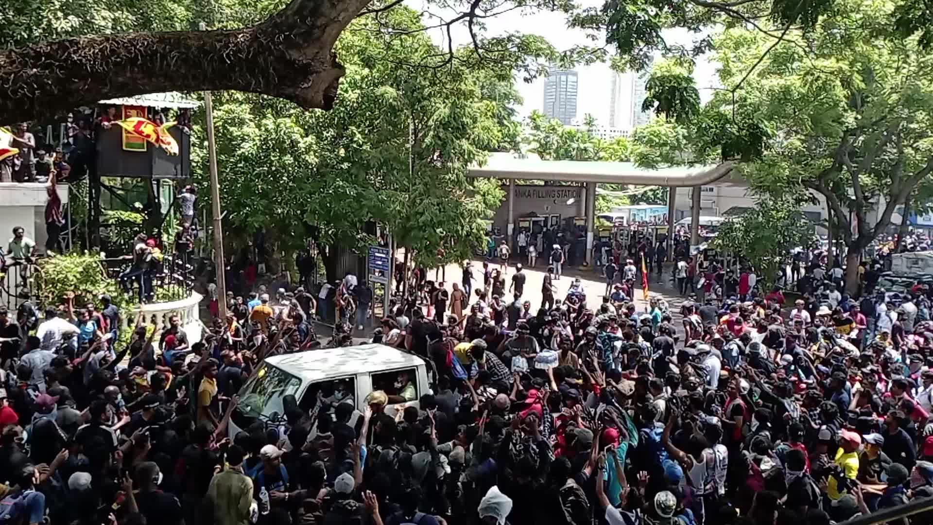 Sri Lanka protesters Break Into President's House