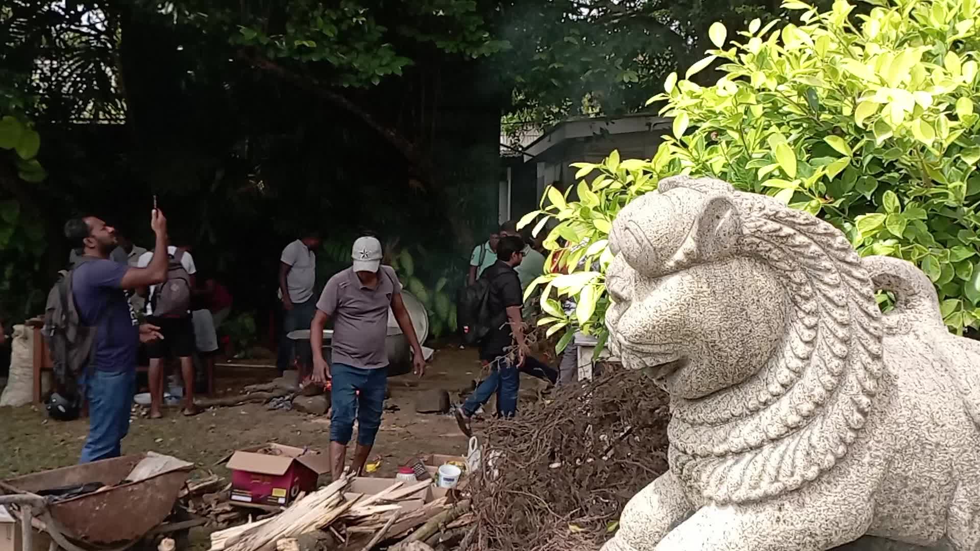 Sri Lanka protesters Break Into President's House