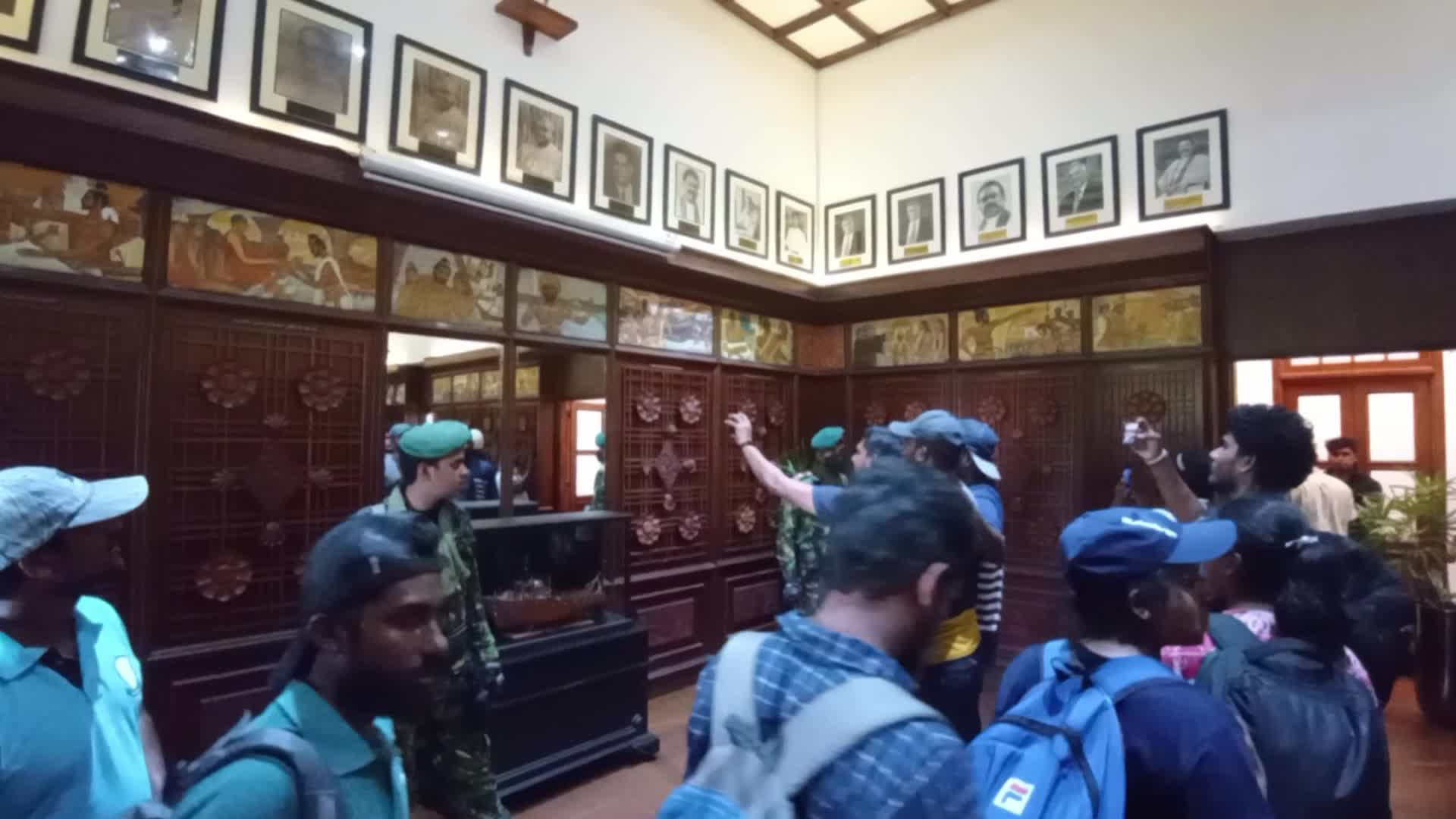 Sri Lanka protesters Break Into President's House