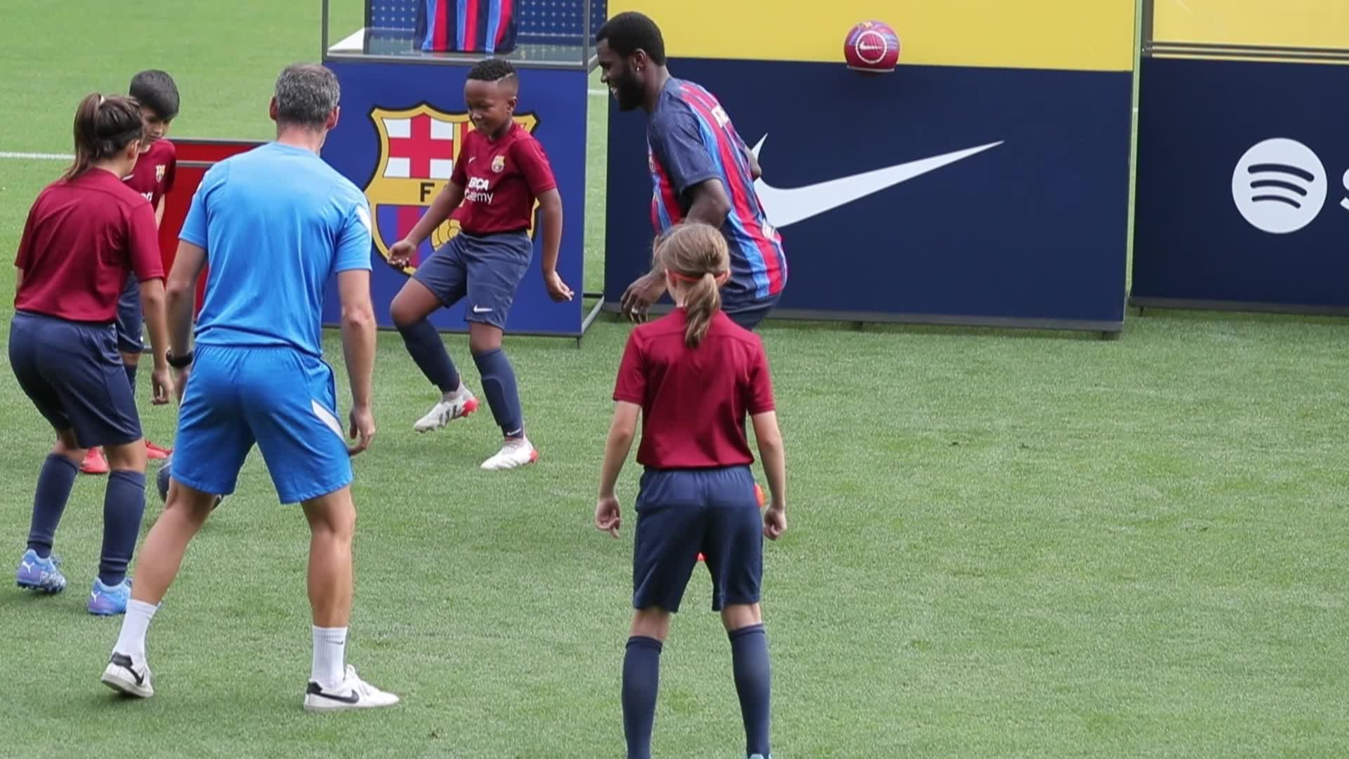 Kessie presented as a new FC Barcelona player