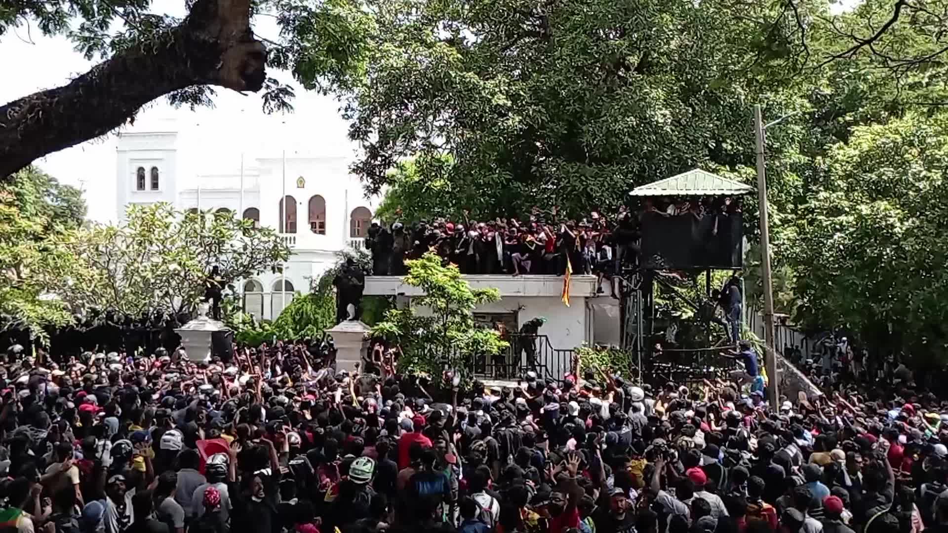 Sri Lanka protesters Break Into President's House