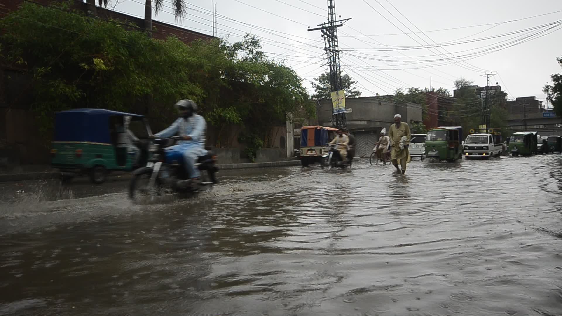 Rainstorms hit Pakistani city of Peshawar
