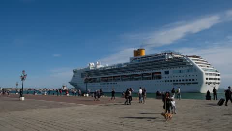 The big cruise ships in Venice