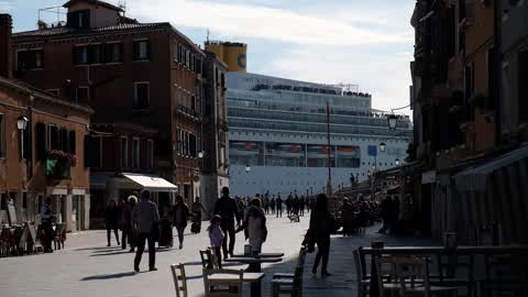 The big cruise ships in Venice