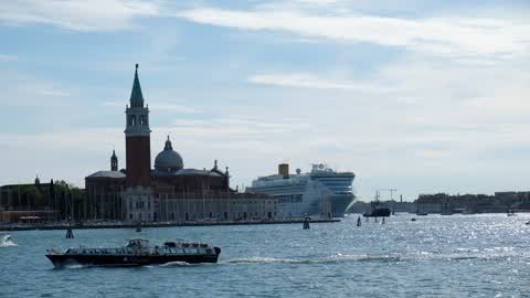 The big cruise ships in Venice