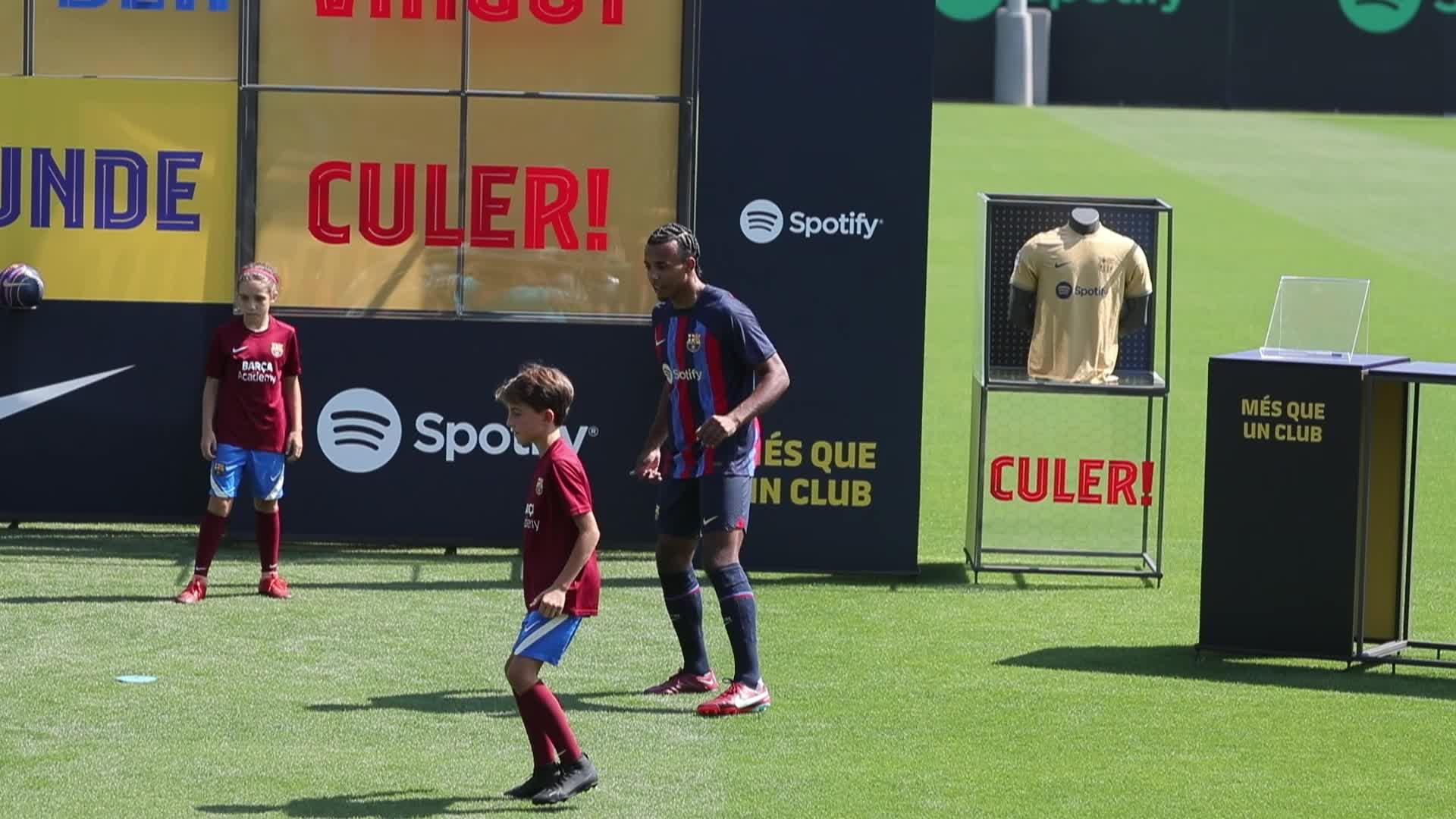 Kounde presented as a new FC Barcelona player