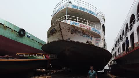 Dockyard Workers In Dhaka