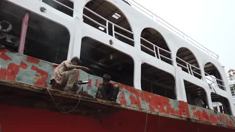 Dockyard Workers In Dhaka