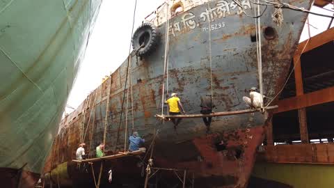 Dockyard Workers In Dhaka