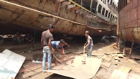 Dockyard Workers In Dhaka
