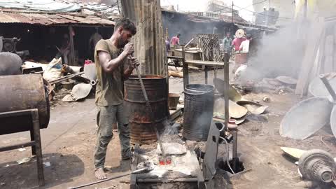 Dockyard Workers In Dhaka