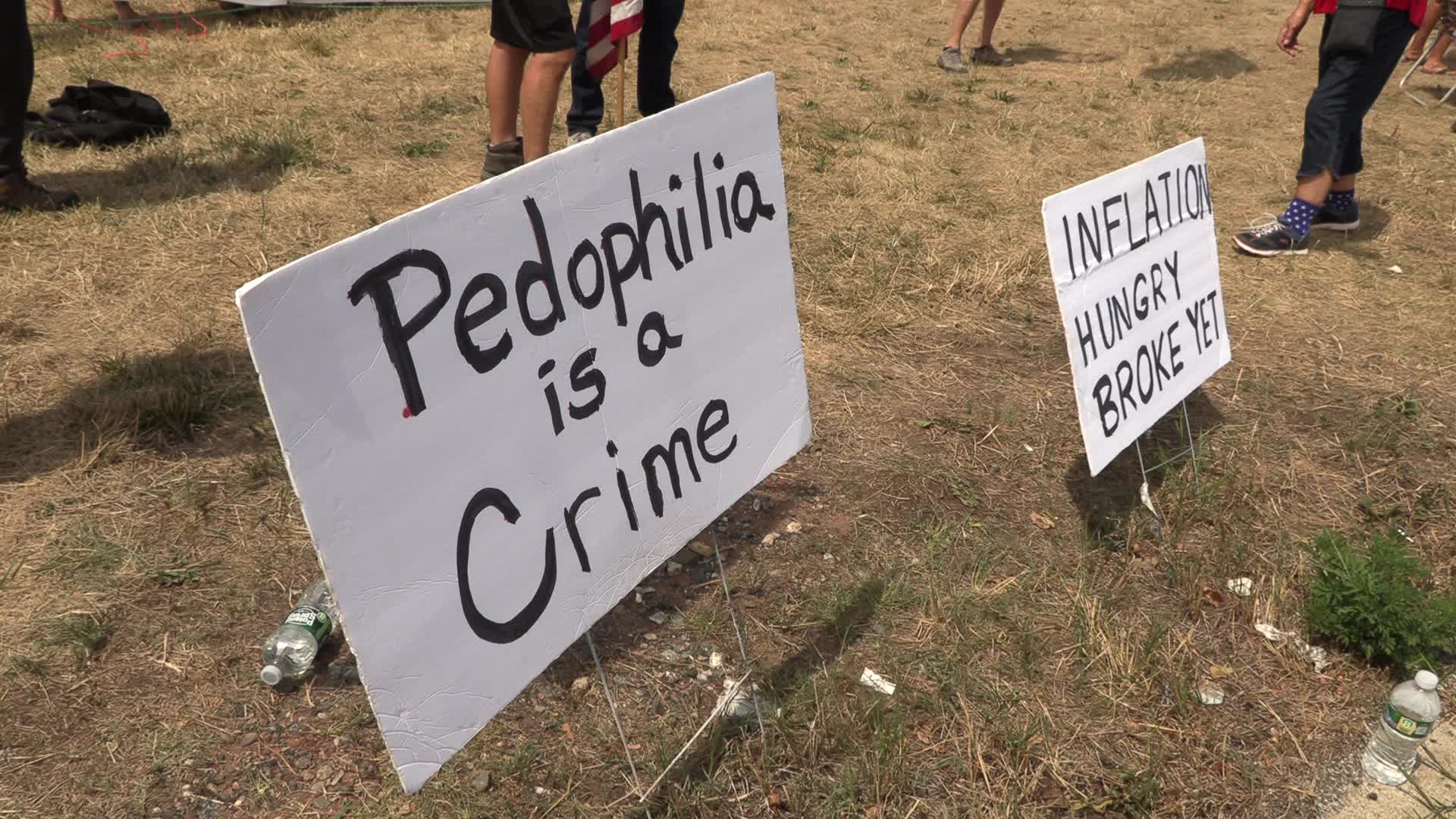 NJ: Trump supporters rally near Trump National Golf Club Bedminster