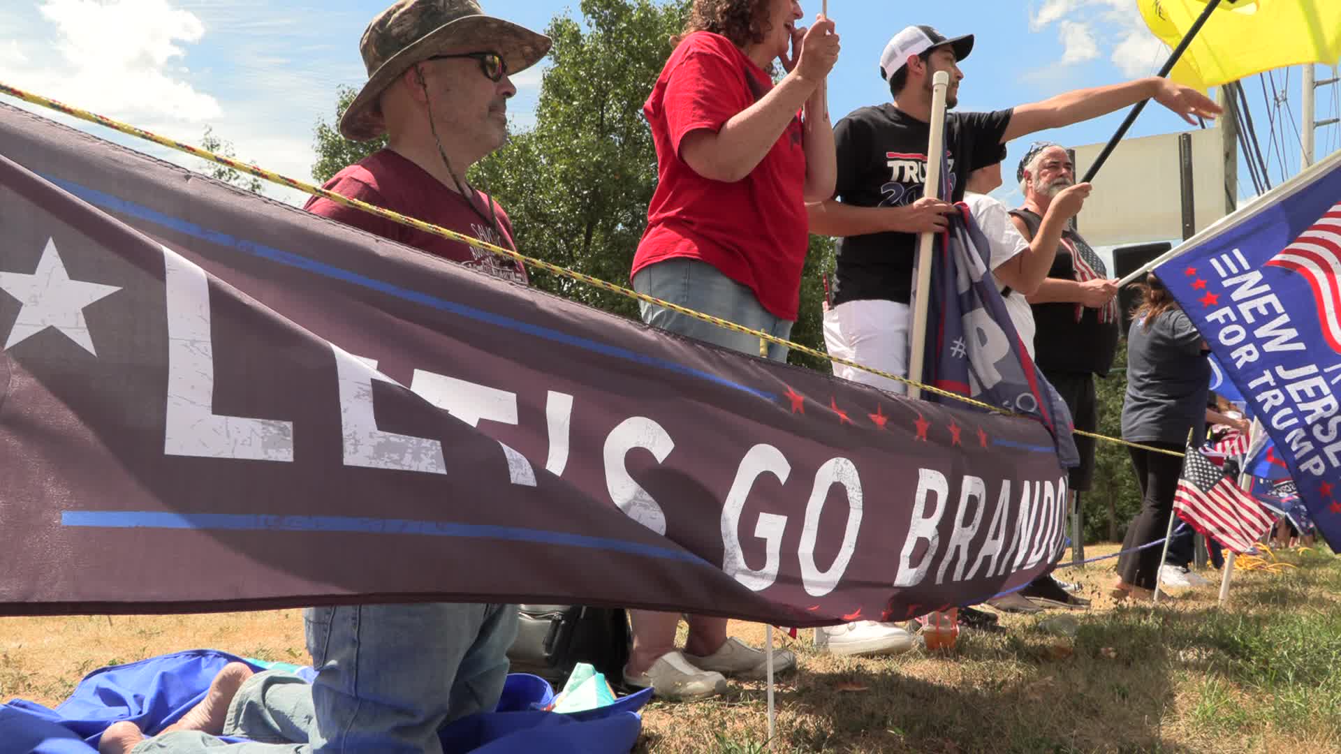 NJ: Trump supporters rally near Trump National Golf Club Bedminster