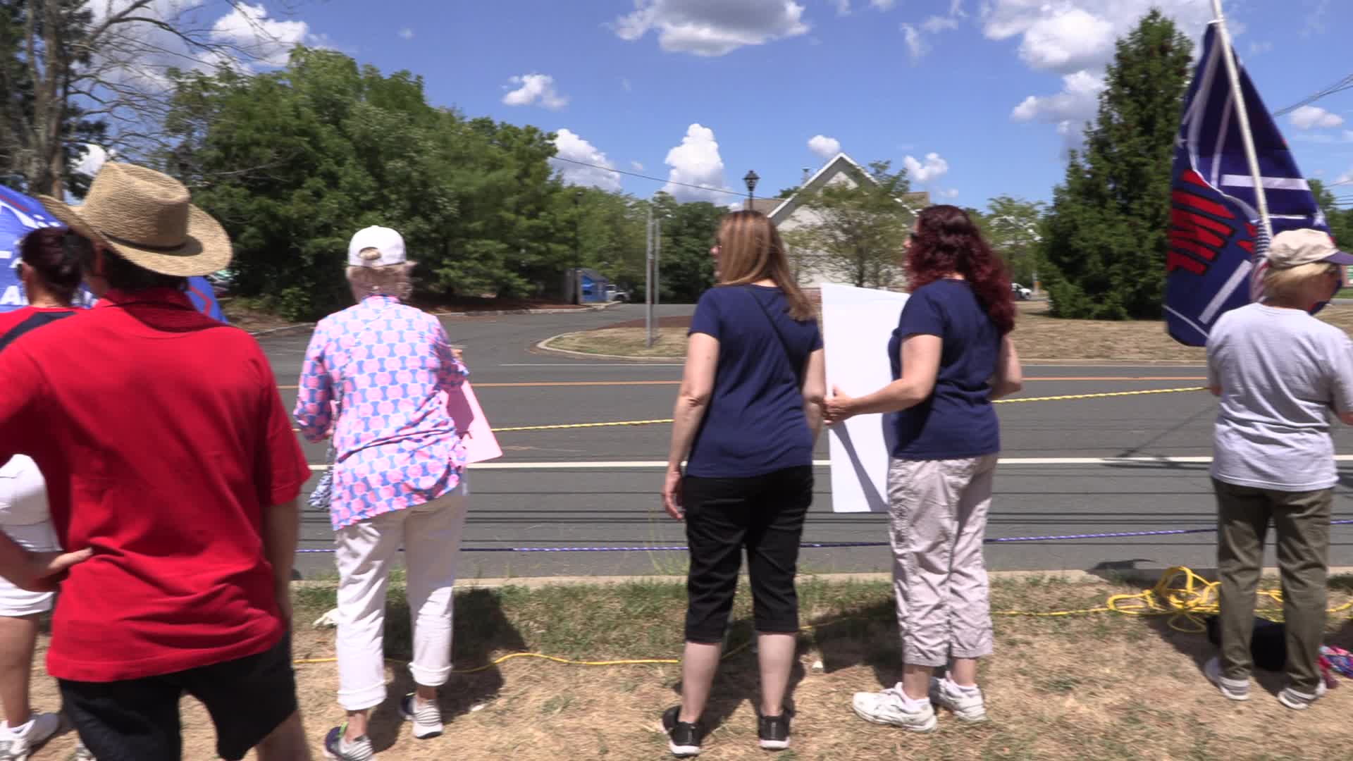 NJ: Trump supporters rally near Trump National Golf Club Bedminster