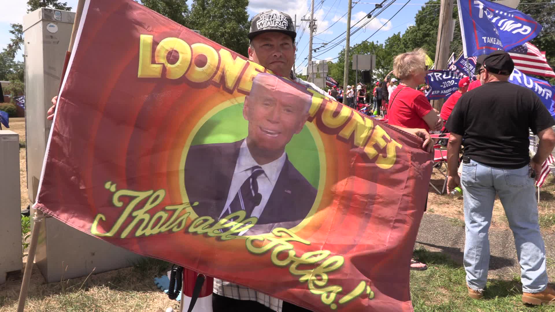 NJ: Trump supporters rally near Trump National Golf Club Bedminster