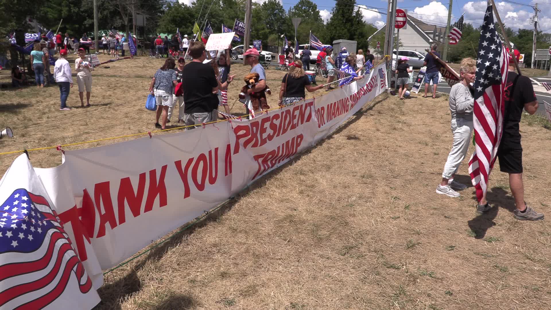 NJ: Trump supporters rally near Trump National Golf Club Bedminster