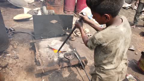 Dockyard Workers In Dhaka