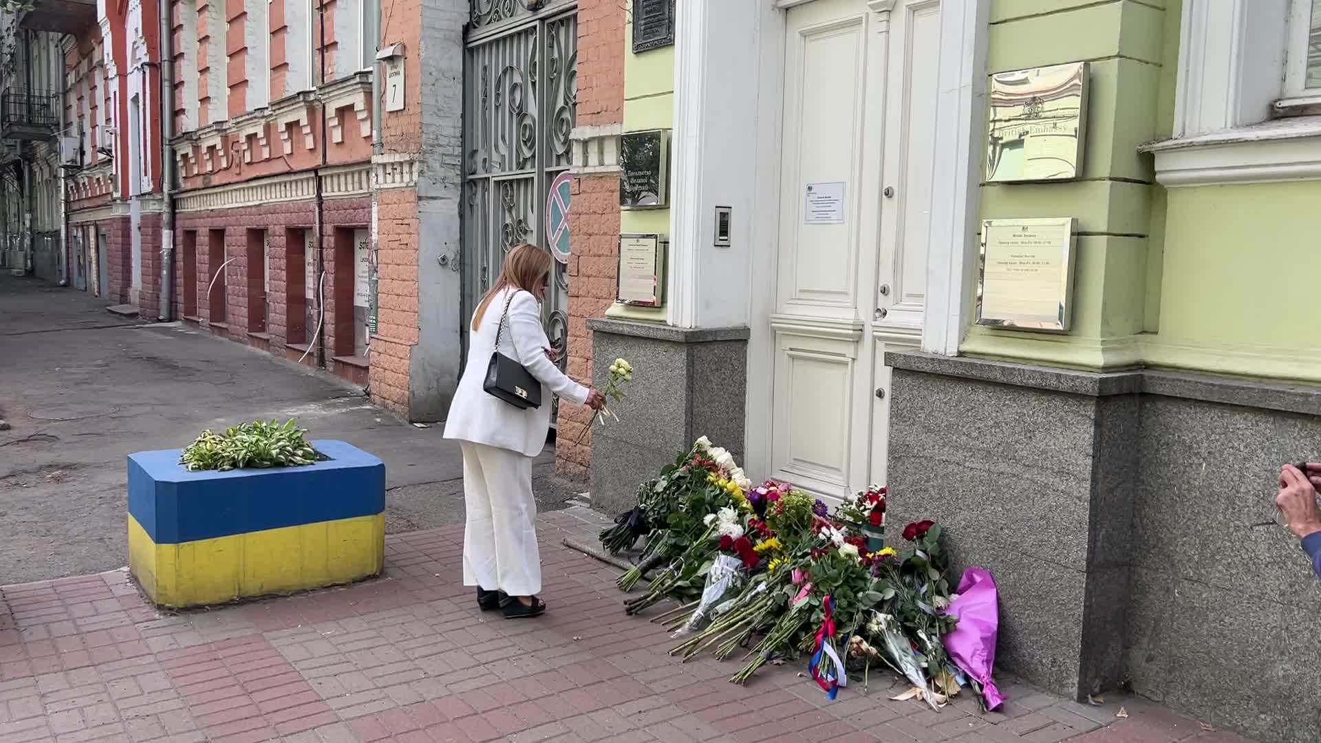 Flowers near the door of the British Embassy in Kyiv 