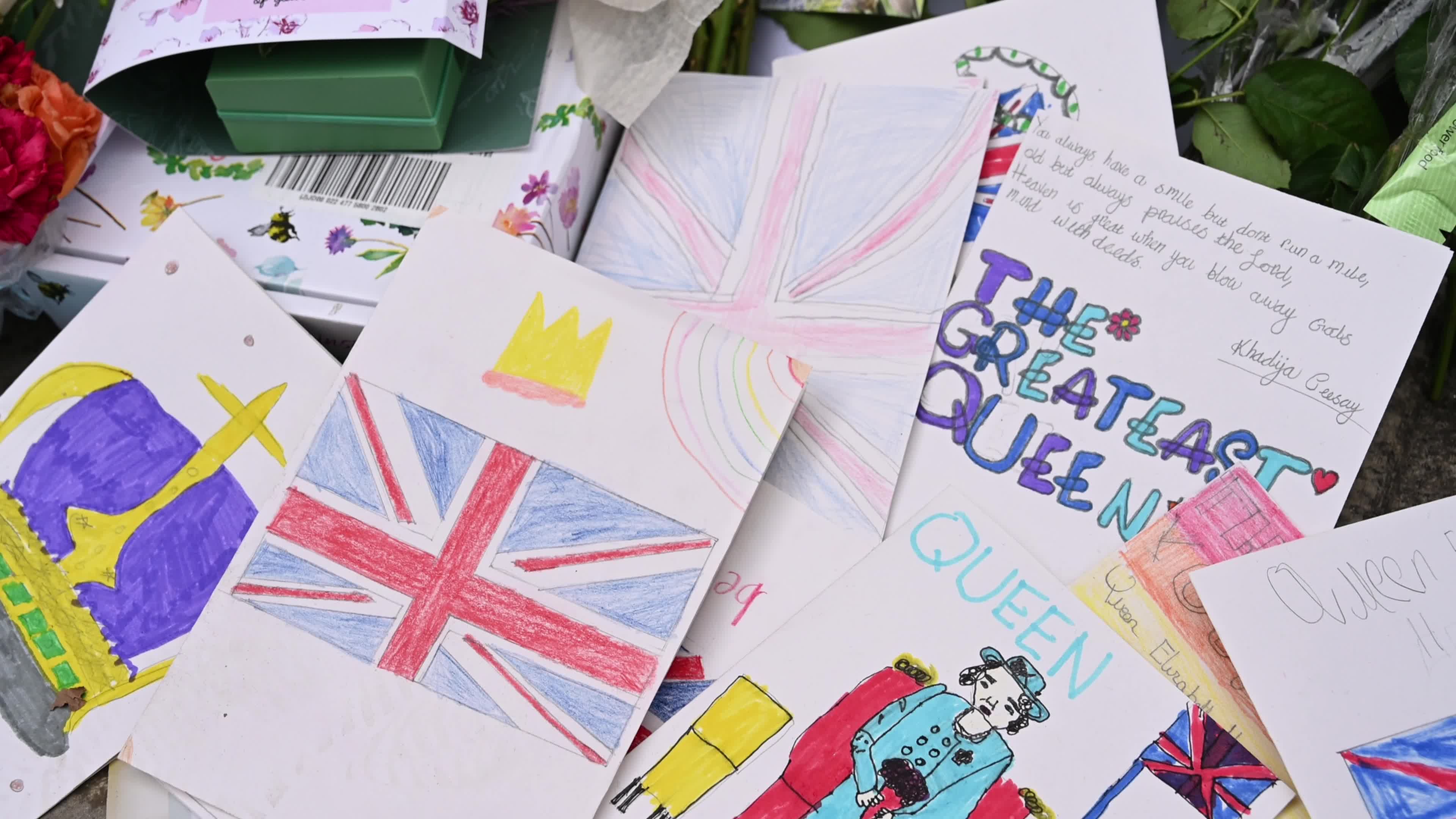 People Pay Tribute To Late Queen Elizabeth II