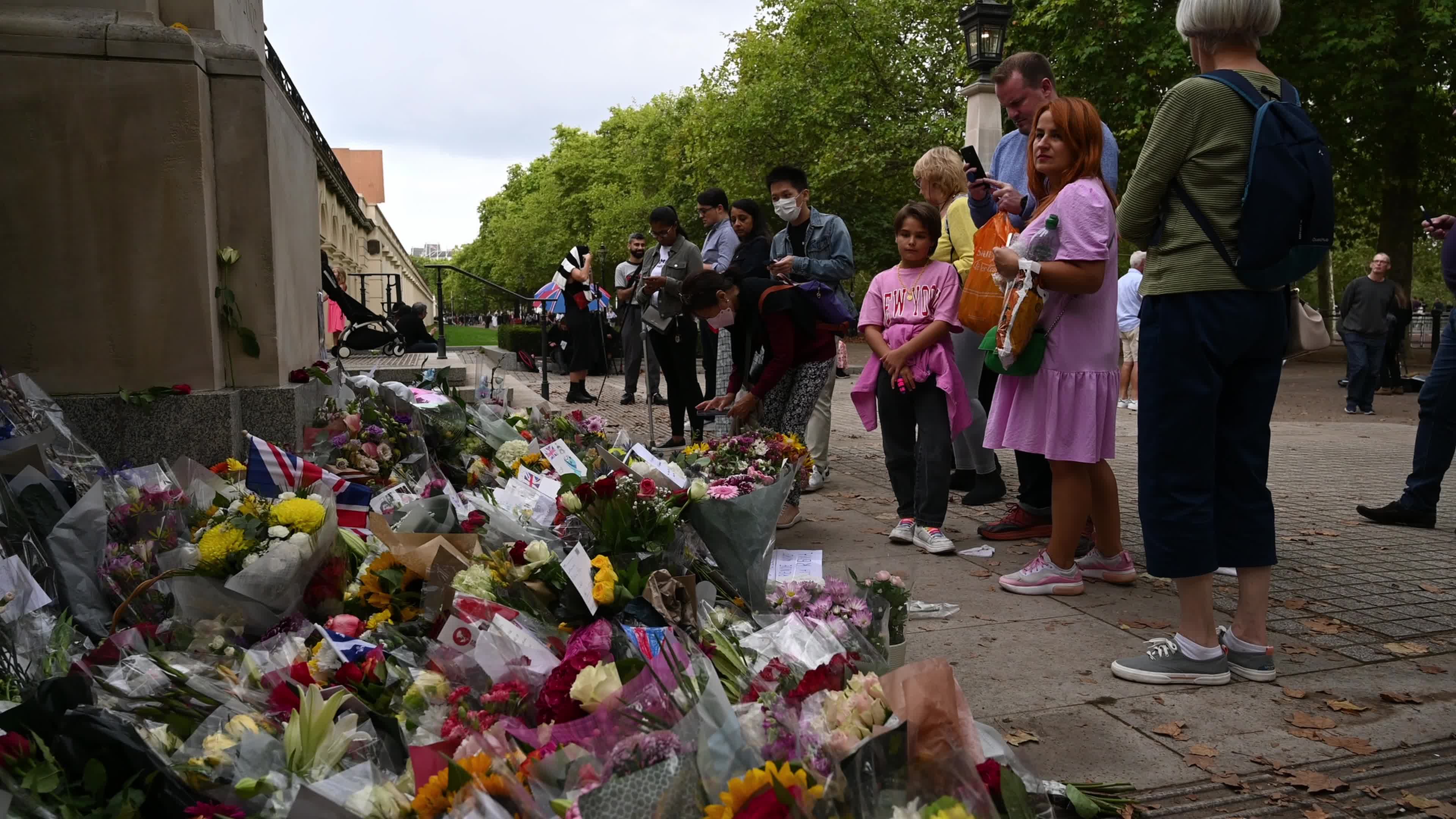 People Pay Tribute To Late Queen Elizabeth II