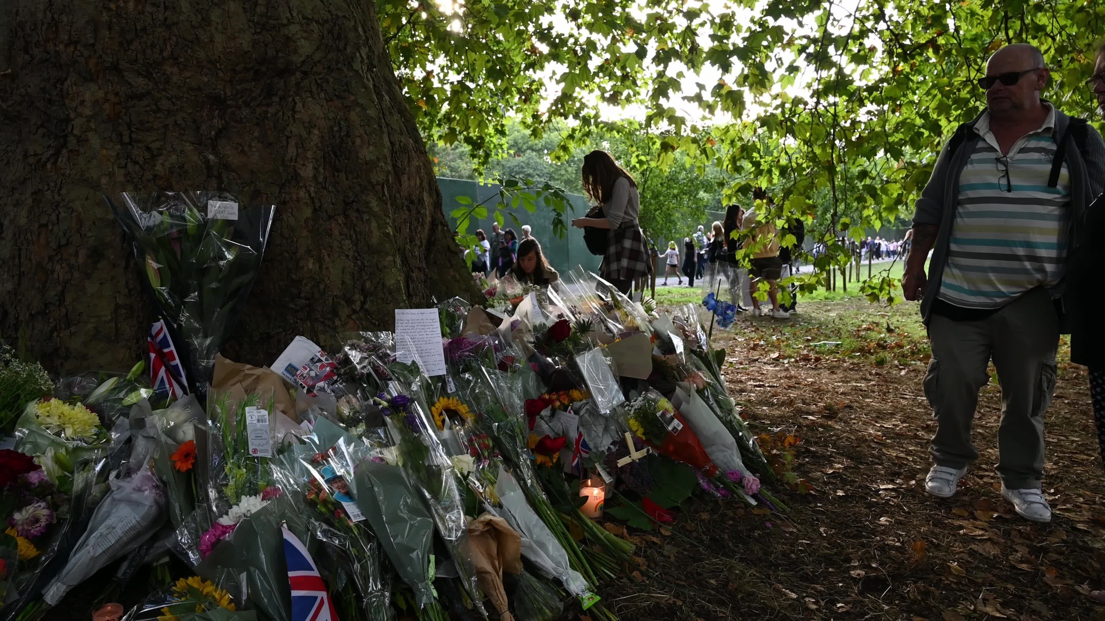 People Pay Tribute To Late Queen Elizabeth II