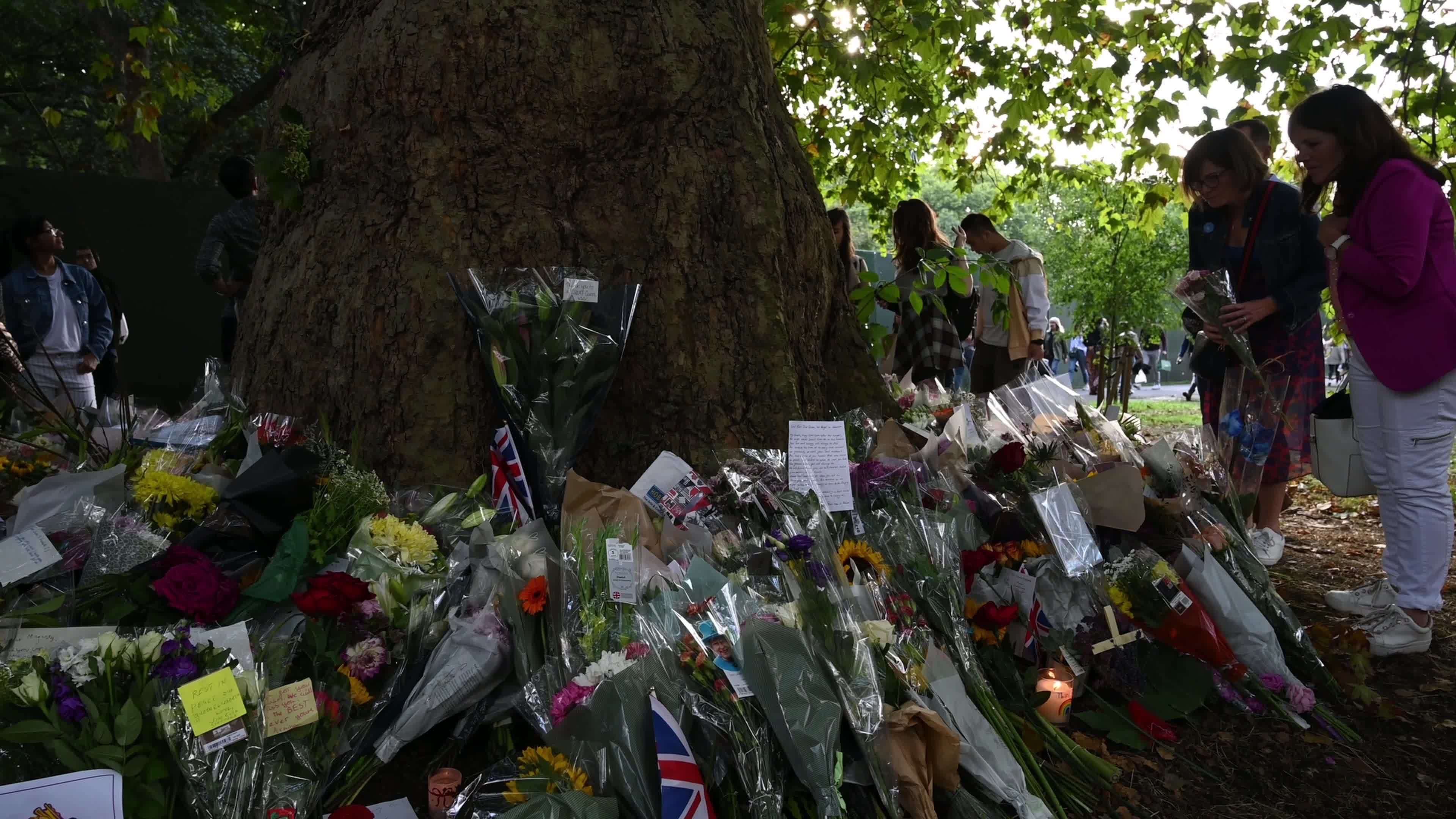 People Pay Tribute To Late Queen Elizabeth II