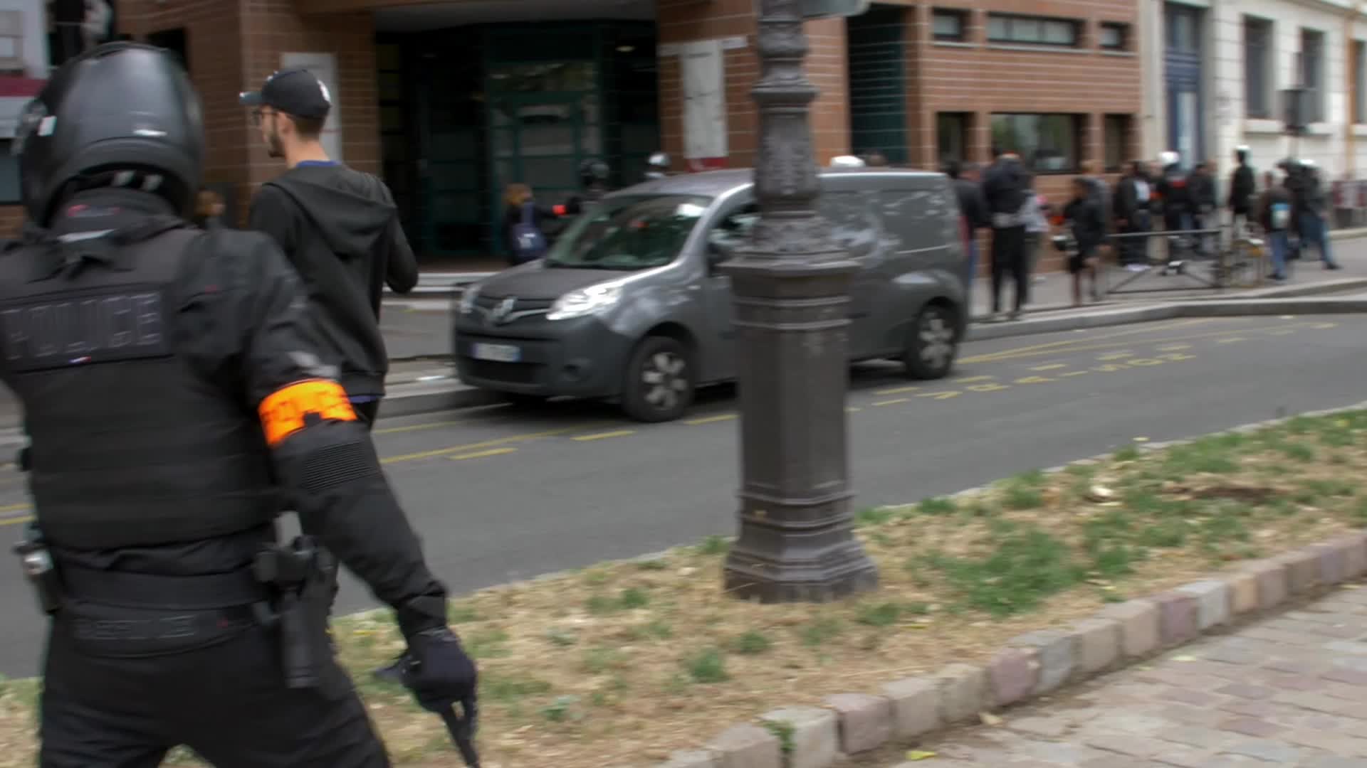 Police arrest yellow vests in Paris