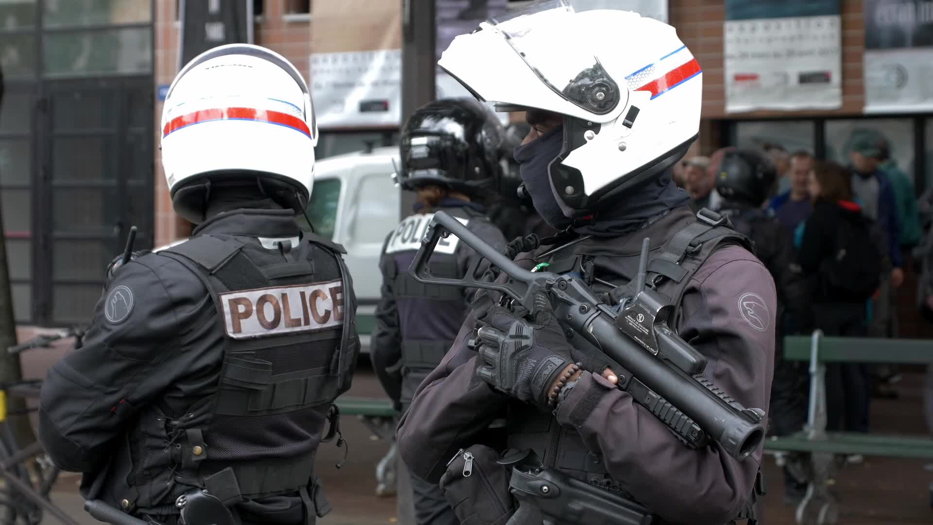 Police arrest yellow vests in Paris