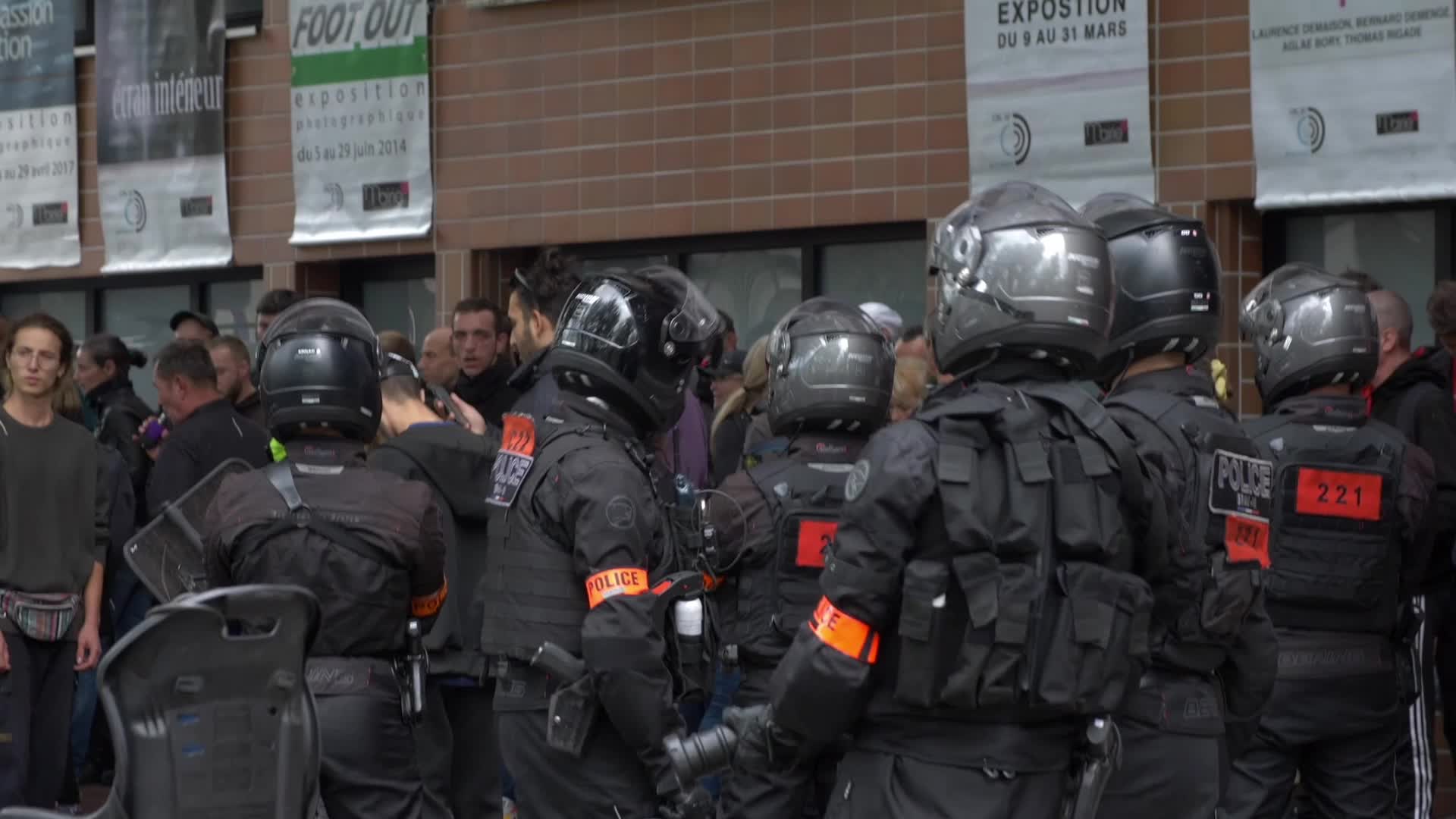 Police arrest yellow vests in Paris