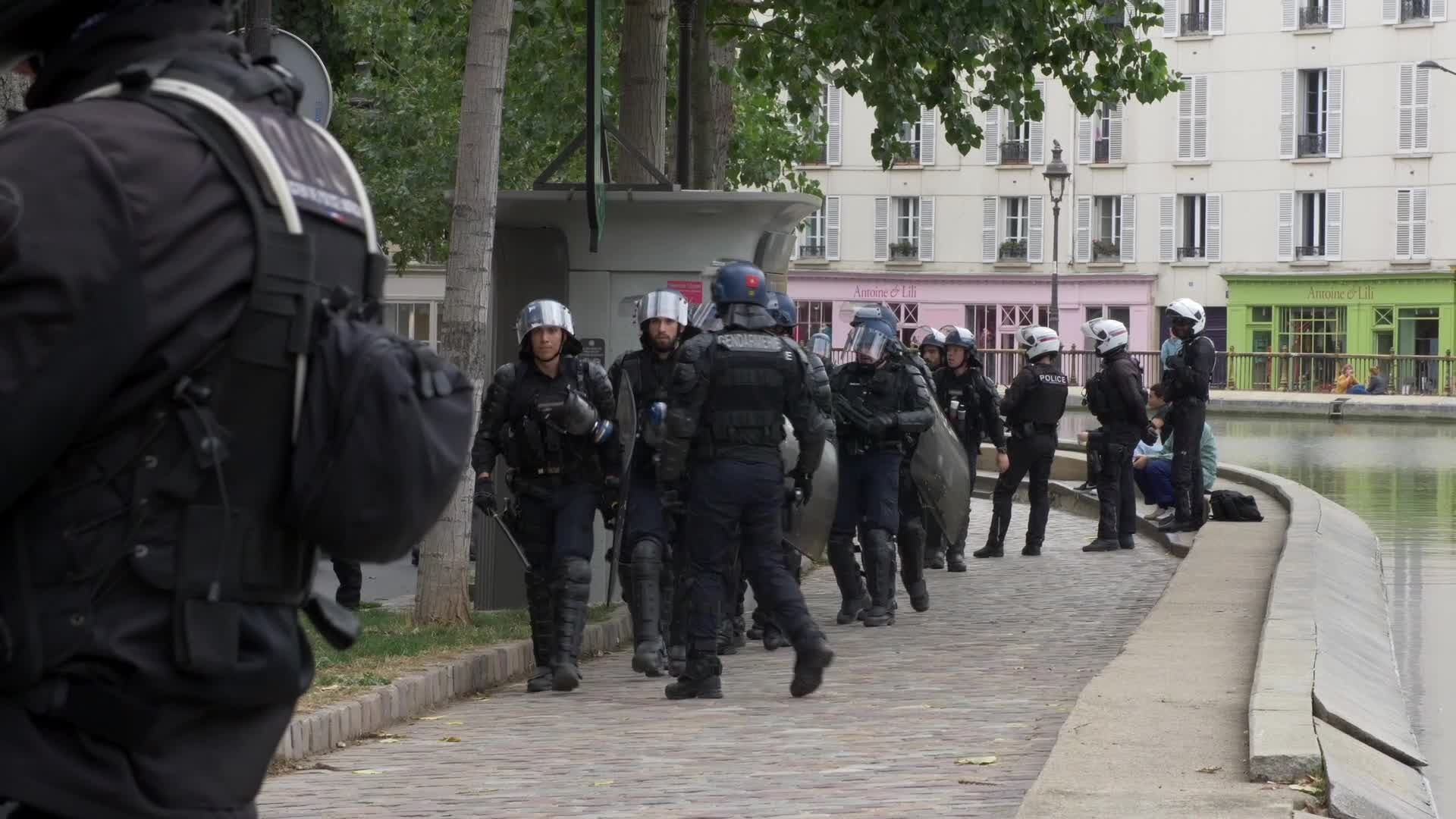 Police arrest yellow vests in Paris