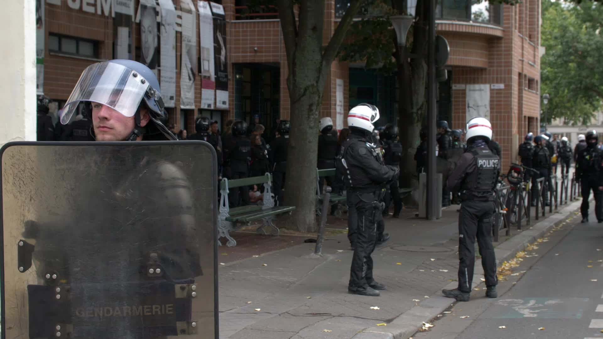 Police arrest yellow vests in Paris