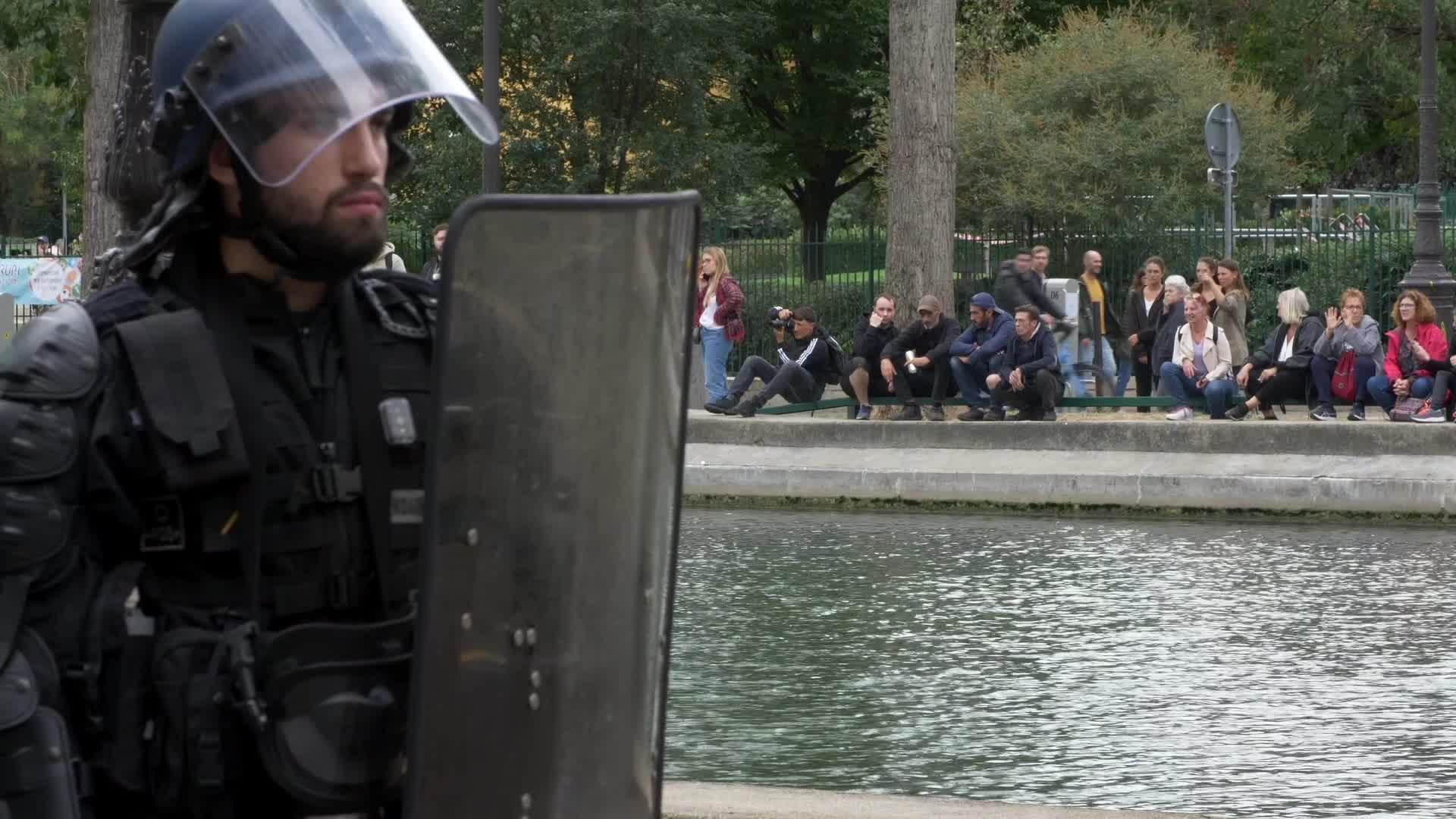 Police arrest yellow vests in Paris