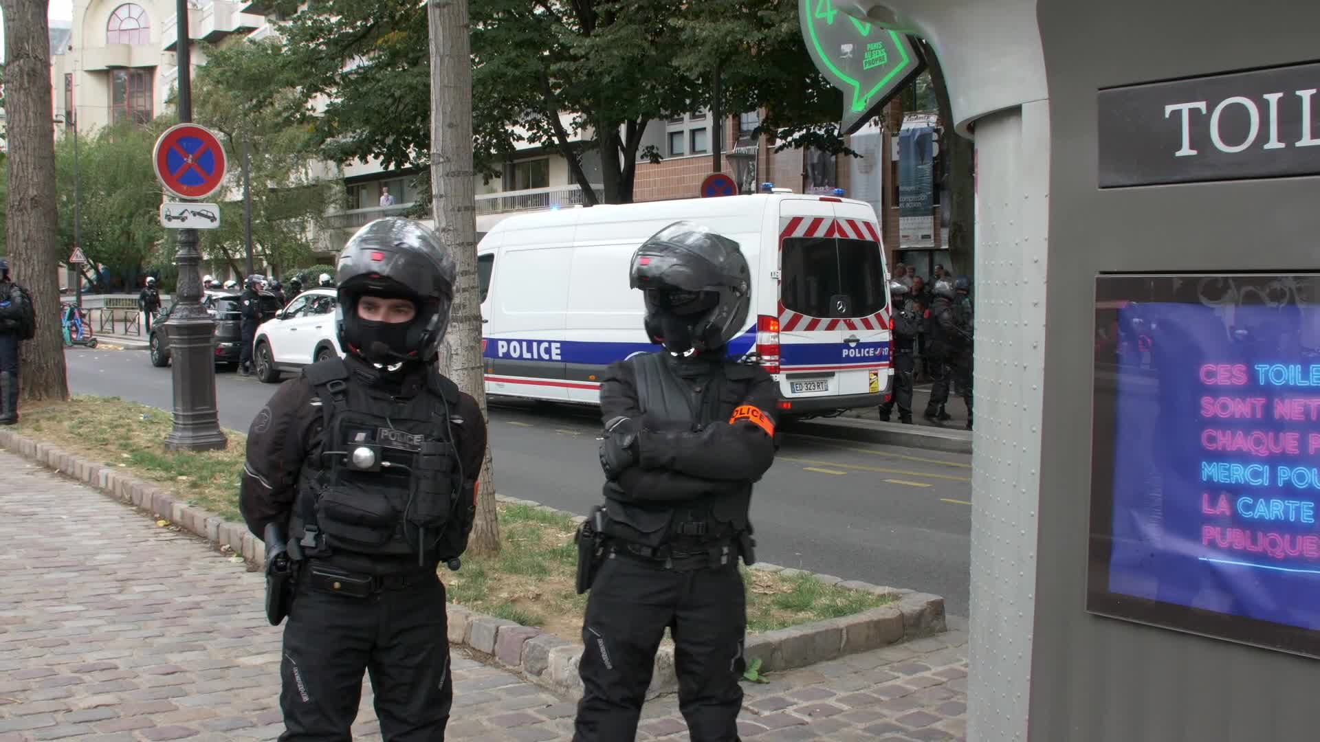 Police arrest yellow vests in Paris