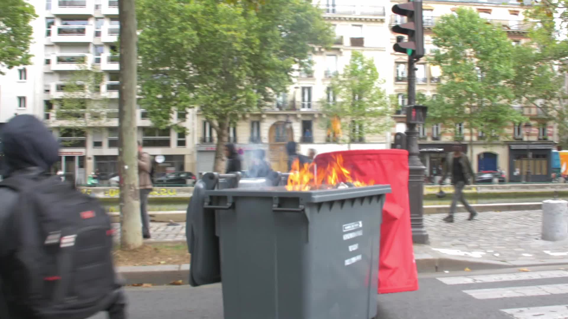 Yellow vests protest in Paris and police intervention