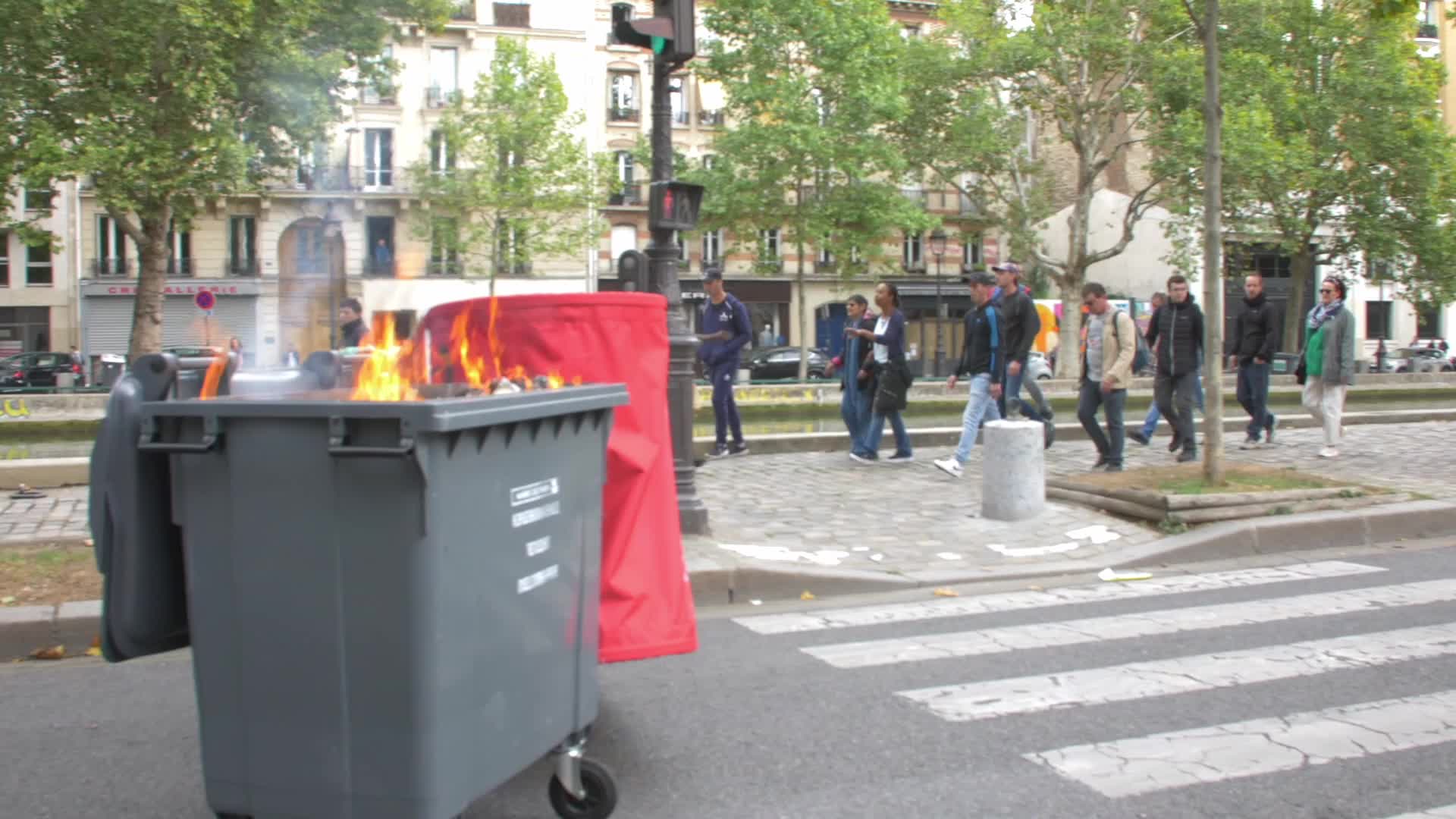 Yellow vests protest in Paris and police intervention