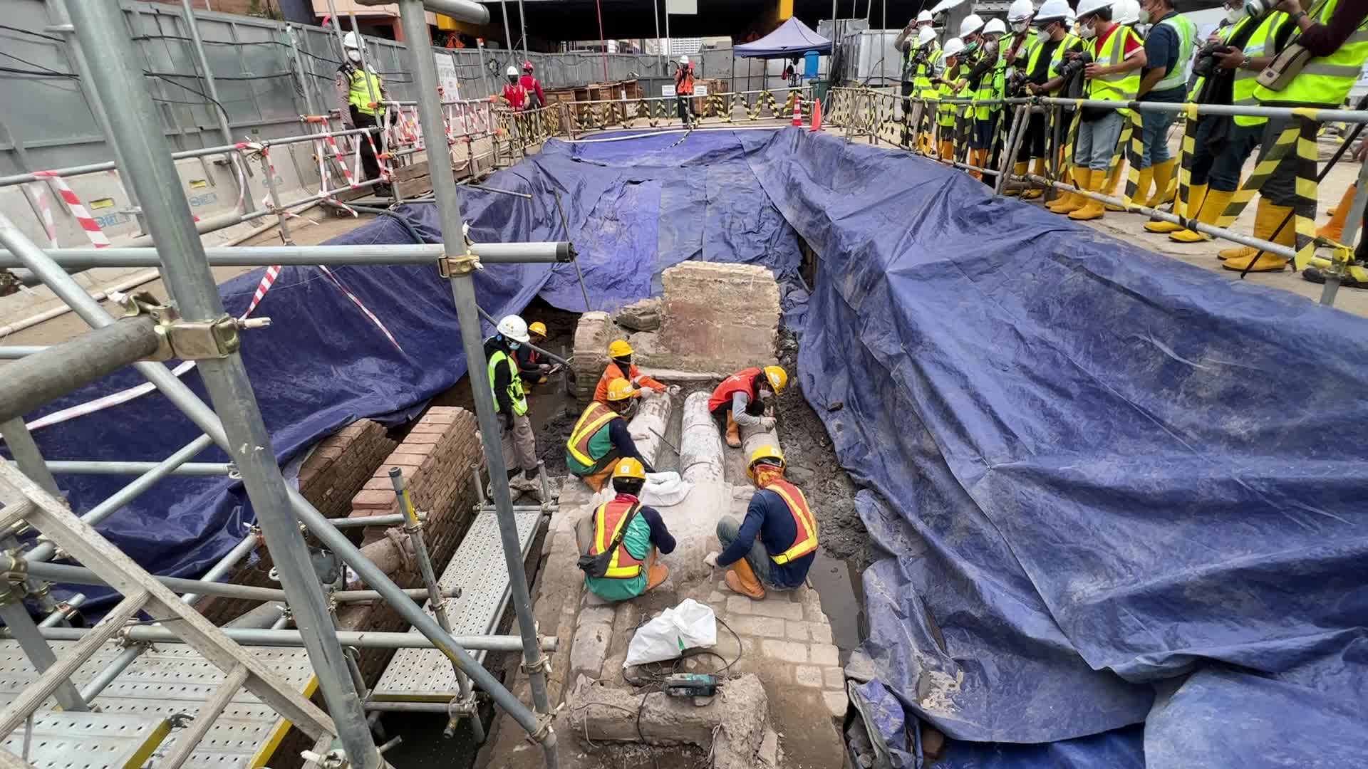 Construction of the MRT Tunel Phase 2 and the Discovery of 18th Century Artifacts in MRT construction