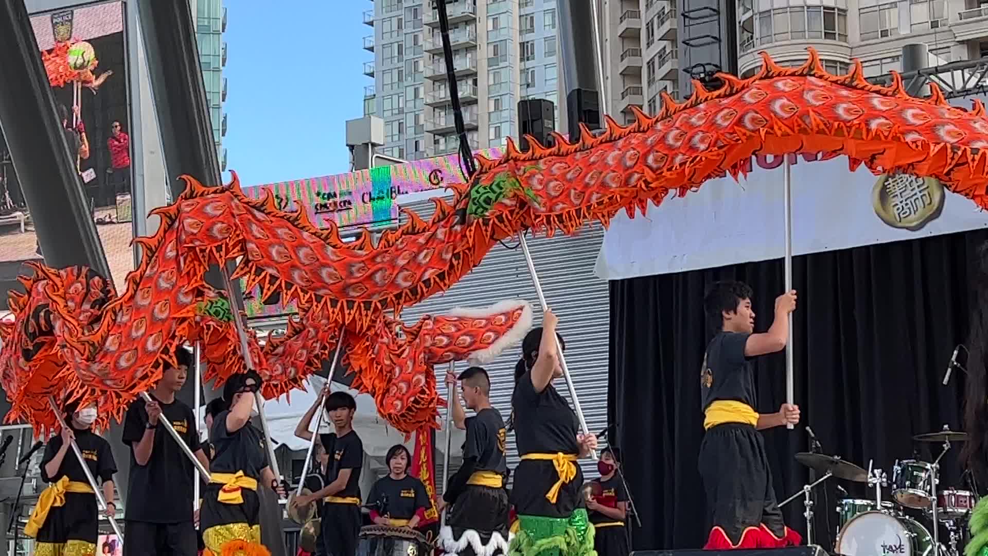 Chinese dancers perform in Mississauga