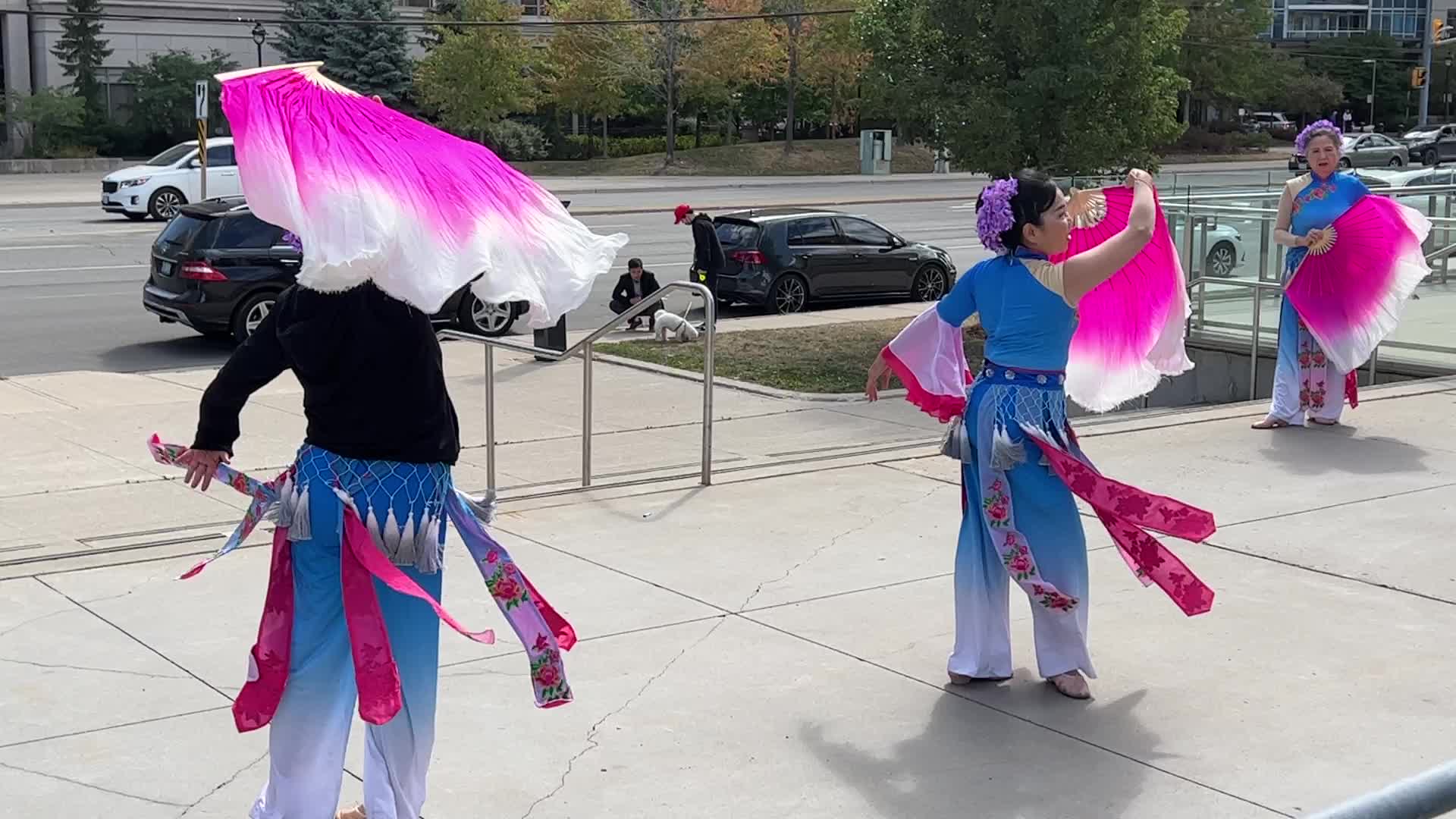 Chinese dancers perform in Mississauga