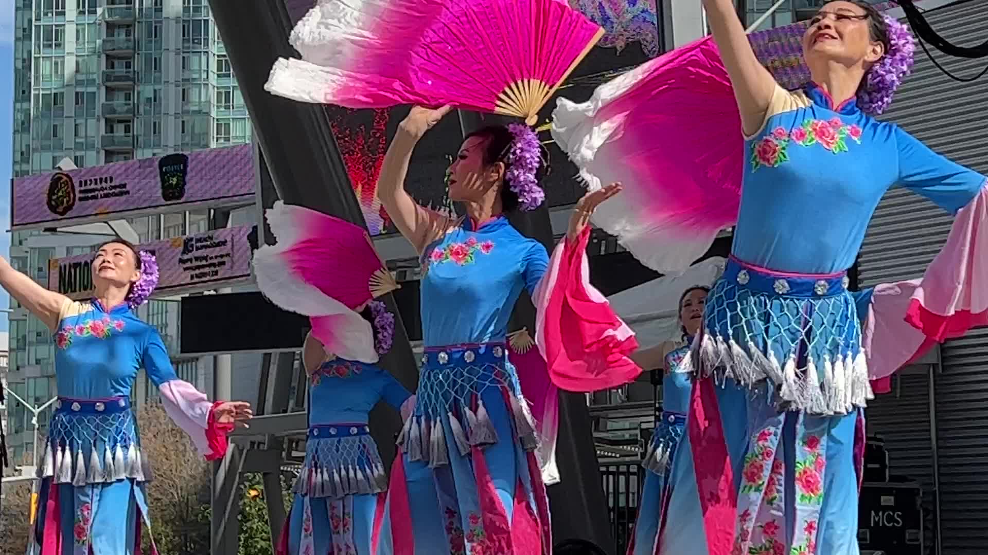 Chinese dancers perform in Mississauga