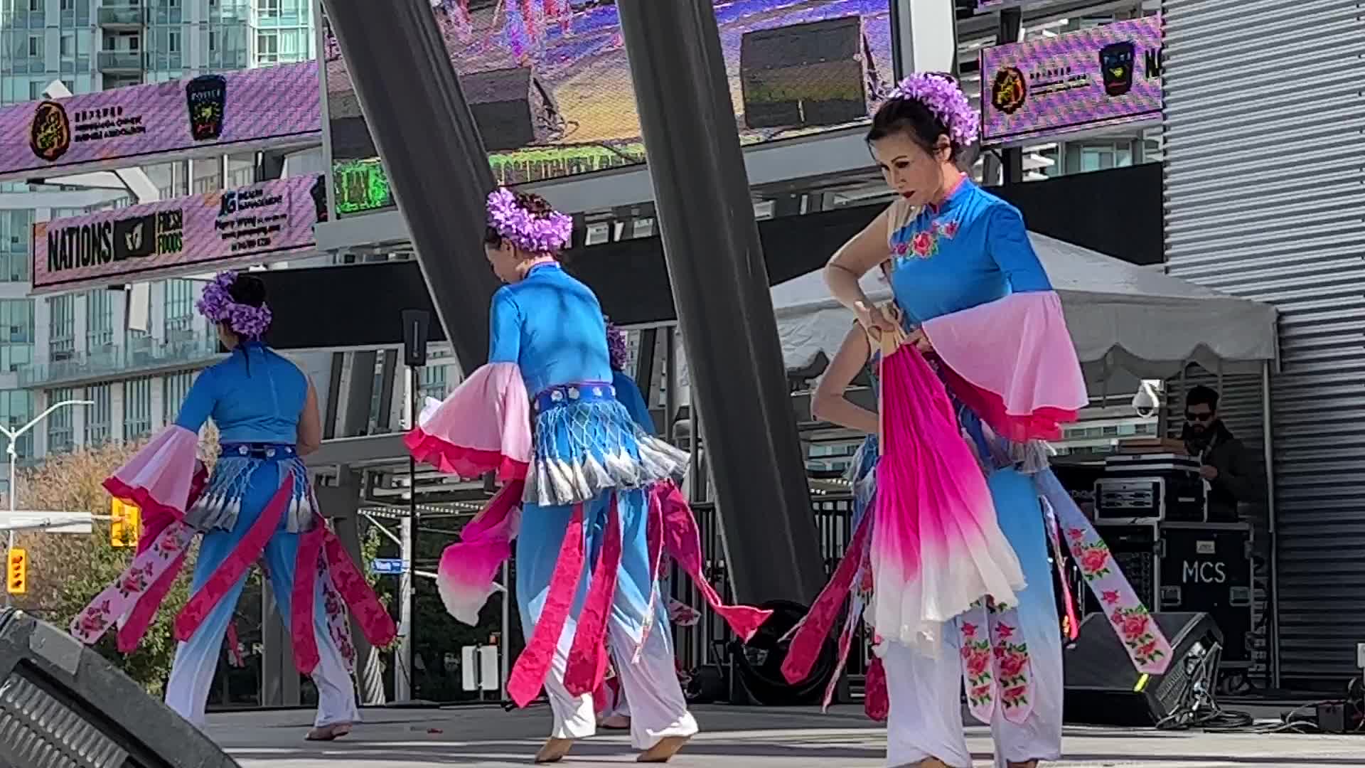 Chinese dancers perform in Mississauga