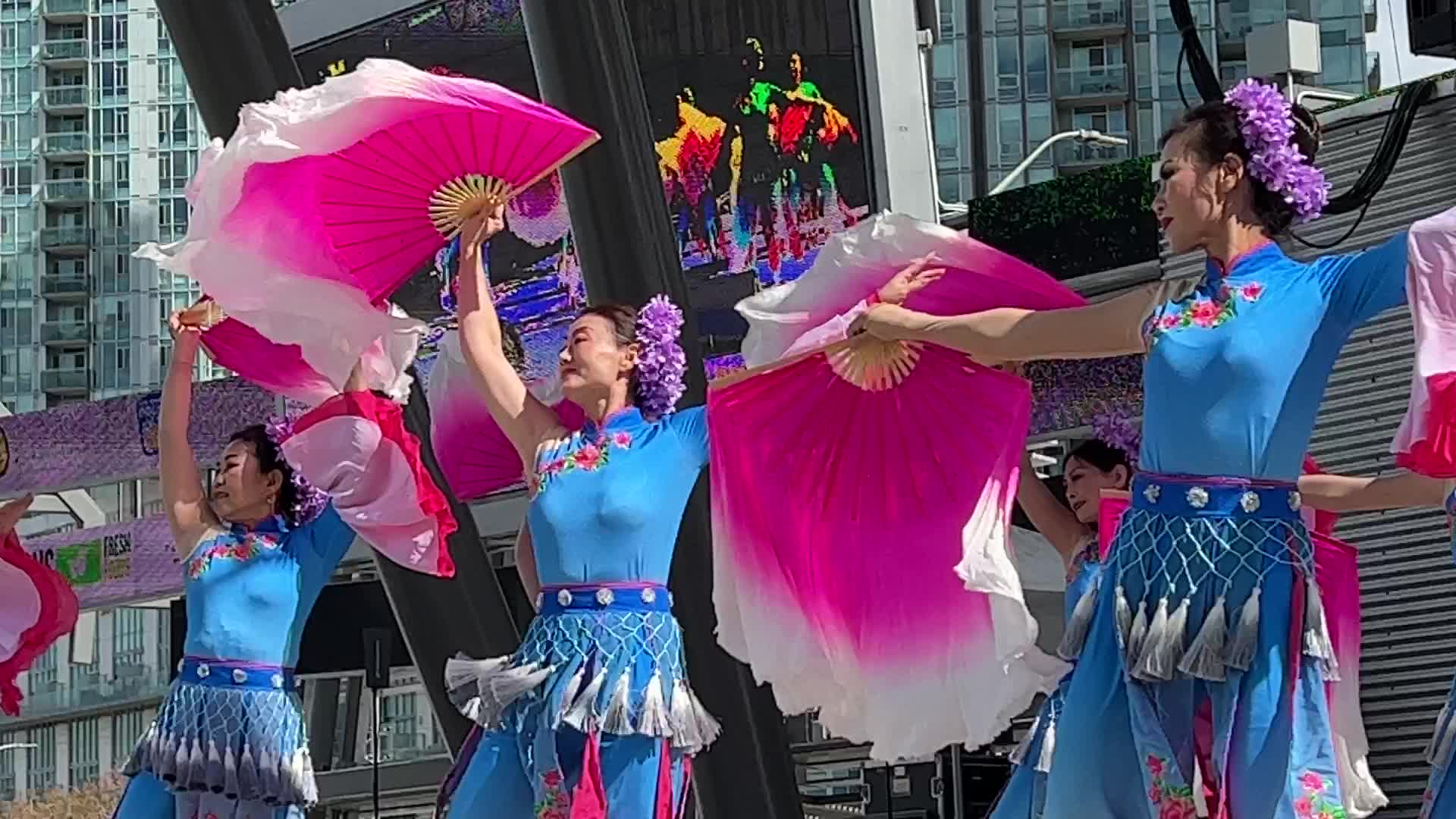 Chinese dancers perform in Mississauga