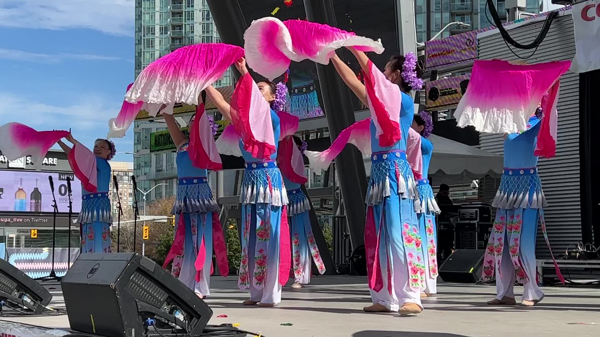 Chinese dancers perform in Mississauga